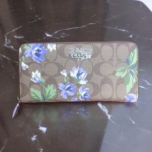 SOLDNEW ACCORDION ZIP WALLET IN SIGNATURE CANVAS WITH LILY PRINT (COACH F73345)